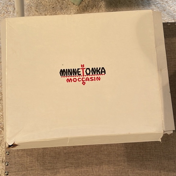 Women’s Minnetonka suede Moccasin boots NIB size 8 brown - Picture 11 of 11